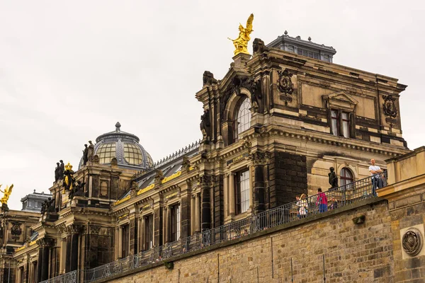 Edifícios históricos em Bruhl Terrasse em Dresden — Fotografia de Stock