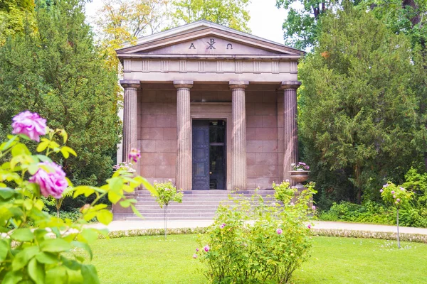 Мавзолей в саду замка Шарлоттенбург — стоковое фото