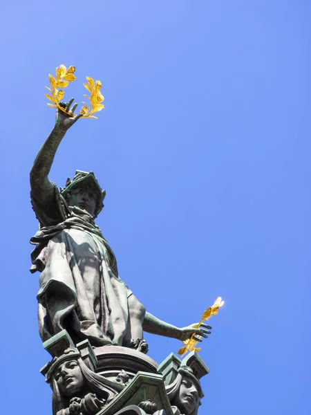 Estátua em frente ao edifício do Reichstag, sede do parlamento alemão — Fotografia de Stock