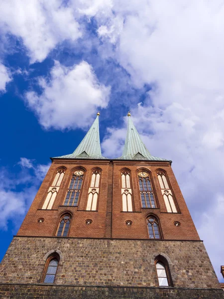 En utsikt över utsidan av Nikolai Kirche, även känd som St Nicholas Church i staden Berlin, Tyskland. — Stockfoto