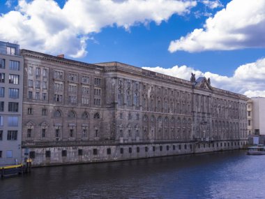 Berlin'de Spree Nehri üzerinde eski bina