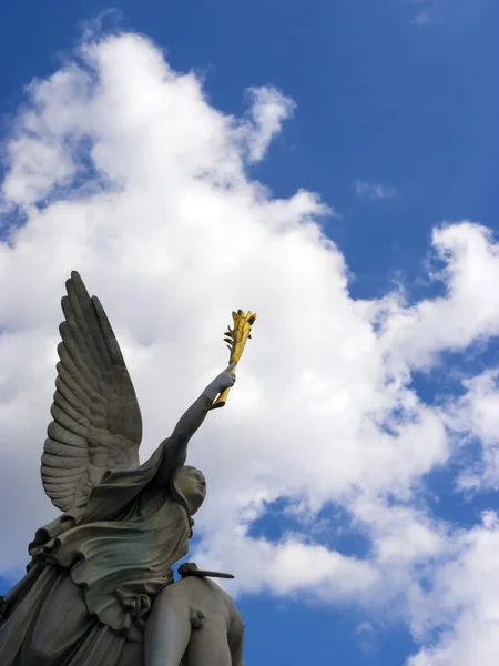 Pomnik greckiego Boga Iris przewożących upadłego bohatera do Olimpu — Zdjęcie stockowe
