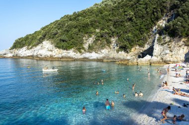 Pelion, Limnionas plajı, Yunanistan - 11 Ağustos 2020: Yunanistan 'ın Pelion kentindeki Picturesque Limnionas plajı