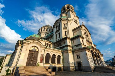 Bulgaristan 'ın Sofya kentindeki Alexander Nevsky Katedrali' nin dışı, kubbeleri, kemerleri ve tarihi ayrıntılarıyla büyük Ortodoks mimarisini gösteriyor.