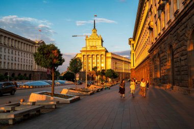 Sofya, Bulgaristan - 5 Ağustos 2025: Bulgaristan 'ın Sofya kentinde eski Komünist Parti Binası ve anıtsal Sosyalist Klasisizm hükümet binalarının yer aldığı Largo manzarası.