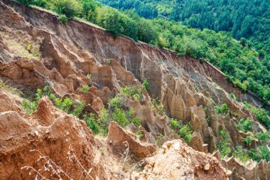Bulgaristan 'daki Stob Piramitleri' nin görüntüsü, Rila Dağları eteklerindeki erozyonla şekillenen eşsiz kumtaşı oluşumları..