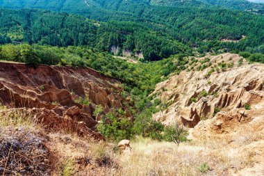 Bulgaristan 'daki Stob Piramitleri' nin görüntüsü, Rila Dağları eteklerindeki erozyonla şekillenen eşsiz kumtaşı oluşumları..