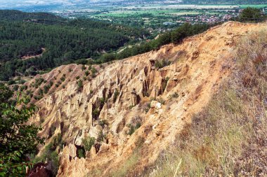 Bulgaristan 'daki Stob Piramitlerinin panoramik görüntüsü, Rila Dağları yakınlarındaki erozyonla şekillenen eşsiz kumtaşı oluşumları.