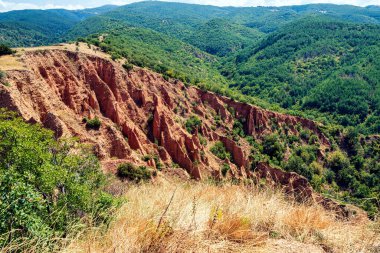 Bulgaristan 'daki Stob Piramitlerinin panoramik görüntüsü, Rila Dağları yakınlarındaki erozyonla şekillenen eşsiz kumtaşı oluşumları.