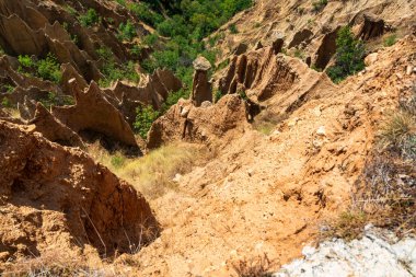 Bulgaristan 'daki Stob Piramitleri' nin görüntüsü, Rila Dağları eteklerindeki erozyonla şekillenen eşsiz kumtaşı oluşumları..