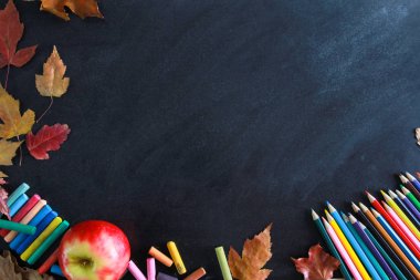 Renkli kalemler, boya kalemi, kırmızı elma ve sonbahar tahta üzerinde yaprakları. Üst görünüm, kopya alanı, Clack, çerçeve, sınır. Eğitim, sonbahar, okul konseptine geri dön