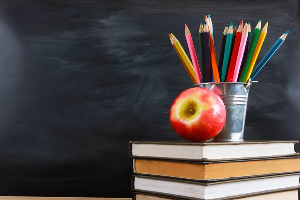 Manzana Roja Lápices Colores Libros Apilados Pizarra Aula Con Espacio — Foto de Stock