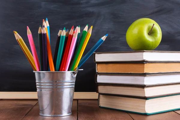 Manzana Verde Pila Libros Lápices Colores Escritorio Madera Pizarra Aula — Foto de Stock