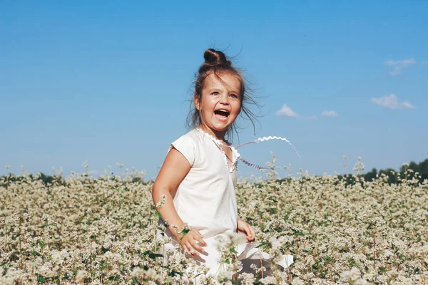 Feliz Menina Animada Vestido Linho Branco Correndo Jogando Prado Florido — Fotografia de Stock