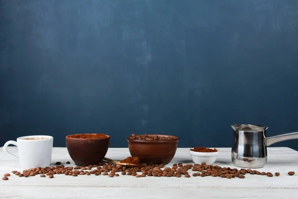 Cangkir Espresso Pot Turki Logam Kacang Arabika Panggang Dalam Mangkuk — Stok Foto