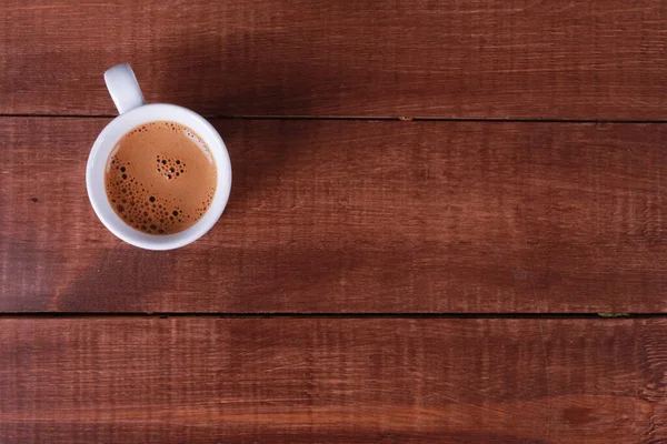 Cangkir Putih Yang Baru Dibuat Espresso Atas Meja Kayu Coklat — Stok Foto