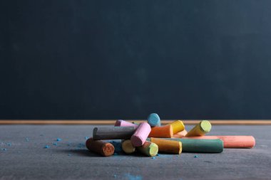 Tahtada renkli tebeşir parçaları var. Yan görüş, kopyalama alanı, yakın çekim. Okul konseptine dönelim.