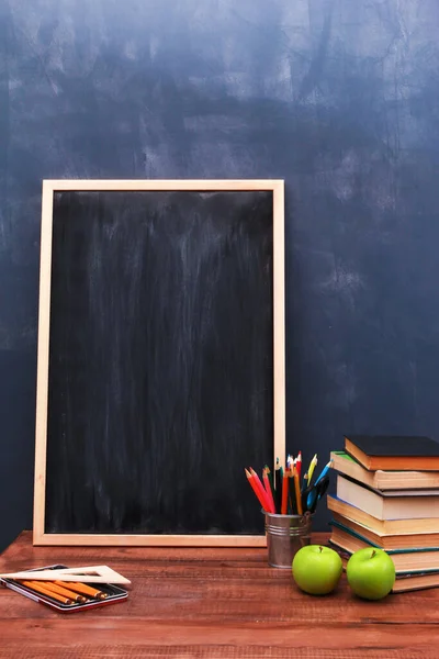 Trabajo Escolar Manzanas Frescas Libros Lápices Olla Pizarra Marco Madera — Foto de Stock