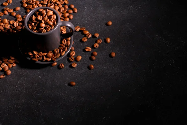 Kávébab Espresso Szürke Csészében Sötét Háttérrel Sült Arabica Magok Bögrében — Stock Fotó