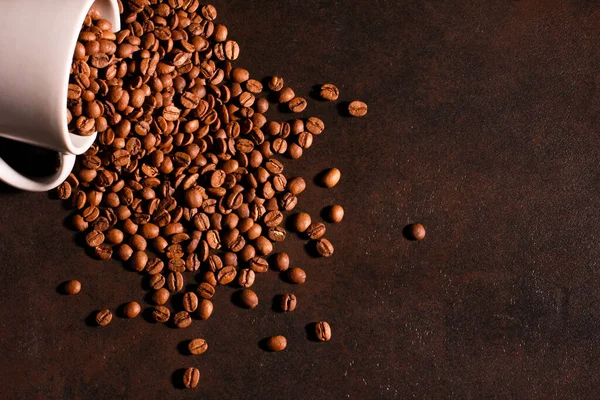 Természetes Kávébab Szétszórva Csészéből Sötét Háttérrel Sült Arabica Magok Bögrében — Stock Fotó