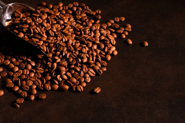 Természetes Kávébab Szétszórva Fém Kanál Sötét Háttérrel Sült Arabica Magok — Stock Fotó