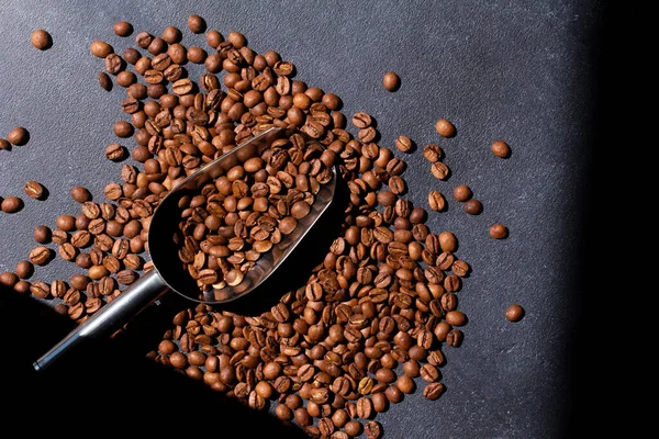 Coffee Beans Scoop Dark Table Background Geometrical Shadow Roasted Grains — Stock Photo, Image