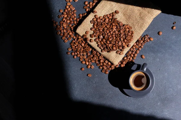 Cangkir Espresso Segar Dan Biji Kopi Pada Kain Karung Latar — Stok Foto