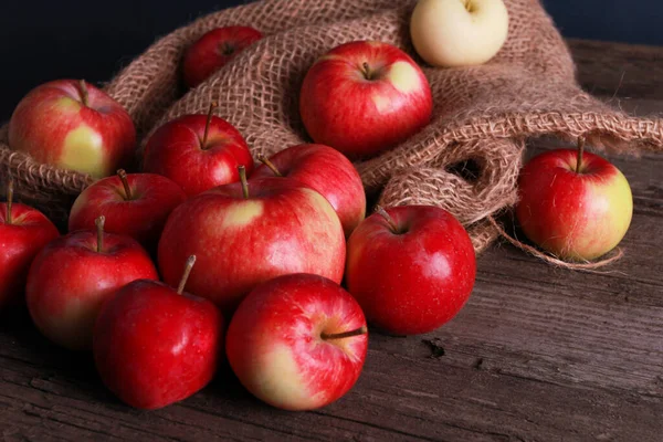 红色苹果 脚背麻布粗糙的木制桌子 闭合视图 天然有机食品 收获季节概念 — 图库照片