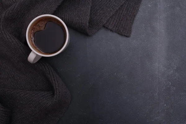 Cangkir Kopi Hitam Selendang Wol Dengan Latar Belakang Abu Abu — Stok Foto