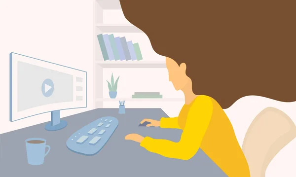 Kız evdeki bilgisayar masasında yan oturup internetten öğreniyor.