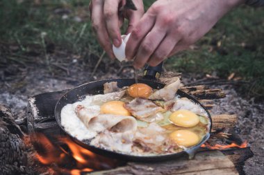 Sahanda yumurta turistler için tehlikede. Dışarıda açık havada kahvaltı