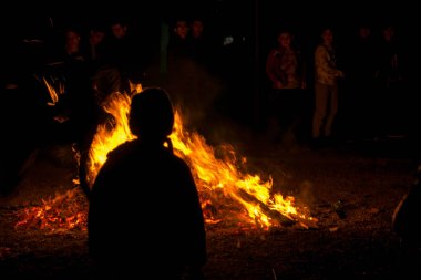 Bakü\Azerbaycan'da Nevruz tatili,Bahar Tatili,ateşin etrafında çocuk 