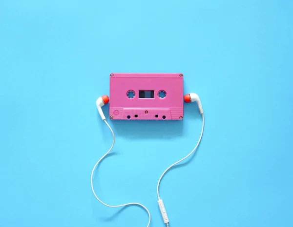Cintas Audio Auriculares Sobre Fondo Azul Concepto Musical Estilo Mínimo — Foto de Stock