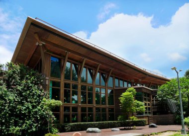 Taipei Taipei City, Tayvan'ın Beitou kaplıca alanında Beitou şube Halk Kütüphanesi. Kütüphanede bir ahşap bina tasarımı büyük pencereler ile enerji tasarrufu sağlamak için olduğunu.