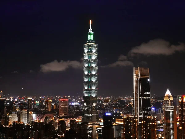 Taipei, Tayvan - 19 Temmuz 2018: Taipei City ile Taipei 101 kulede Xinyi ticaret bölgesi gece, Taipei, Tayvan
