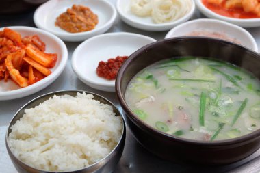 Kore geleneksel yemek Dwaeji-gukbap.