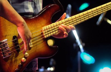gitarist bir caz konserinde elektrik bas gitar çalıyor