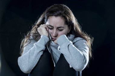 Latin kadın, korkmuş ve sinir çene yumruk ile gizleme portresi