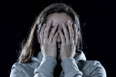 Siyah arka plan üzerine eller depresif kadın yüzüyle kapsayan latin portresi