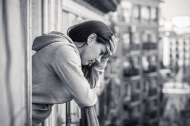 Siyah Beyaz görünümü üzgün bunalmış kadının balkon korkuluk üzerinde dinlenme ayakta