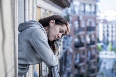 Boğulmuş ve acı depresyon duygu balkonda duran Latin kadın