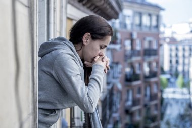 Ararken çene dokunmadan balkonda duran depresif kadın