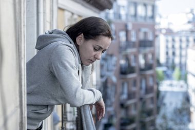 Boğulmuş ve acı depresyon duygu balkonda duran Latin kadın