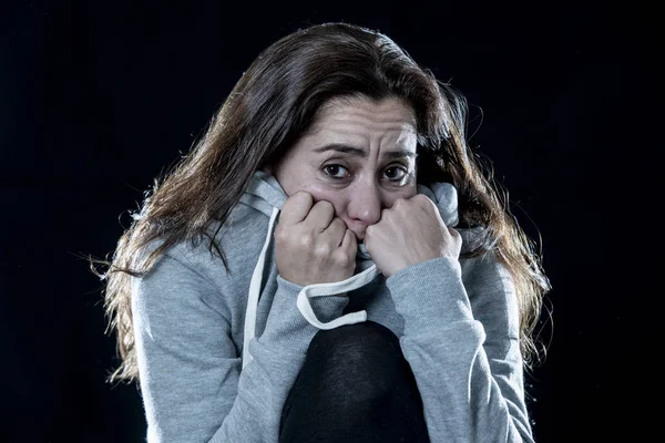 Retrato Mulher Latina Assustada Nervosa Escondendo Queixo Com Punhos — Fotografia de Stock