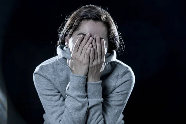 Close Mulher Deprimida Latina Cobrindo Rosto Com Mãos Fundo Preto — Fotografia de Stock