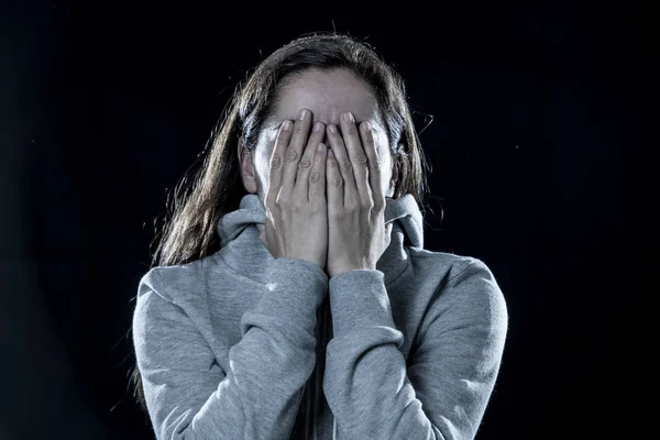 Retrato Mulher Deprimida Latina Cobrindo Rosto Com Mãos Fundo Preto — Fotografia de Stock