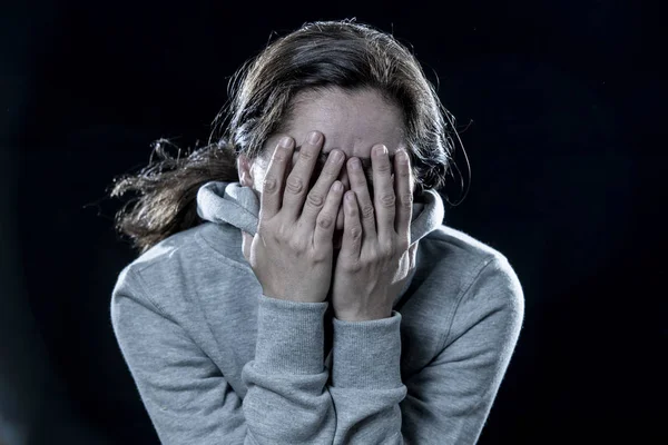 Retrato Mulher Deprimida Latina Cobrindo Rosto Com Mãos Fundo Preto — Fotografia de Stock