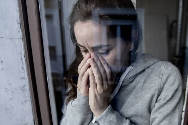 Primo Piano Mezza Età Depresso Donna Latina Piedi Alla Finestra — Foto Stock