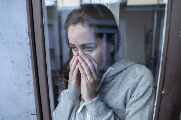 Primo Piano Mezza Età Depresso Donna Latina Piedi Alla Finestra — Foto Stock