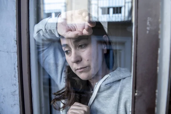 Retrato Mujer Latina Mediana Edad Mirando Por Ventana Descansando Mano — Foto de Stock